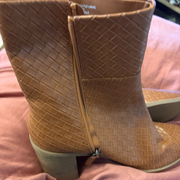 Gorgeous Express brown suede booties size 11 - Picture 2 of 7